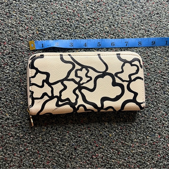 Black & White Cream Swirl Circle Blob Pattern Design Clutch Wallet Accessory - Picture 16 of 16